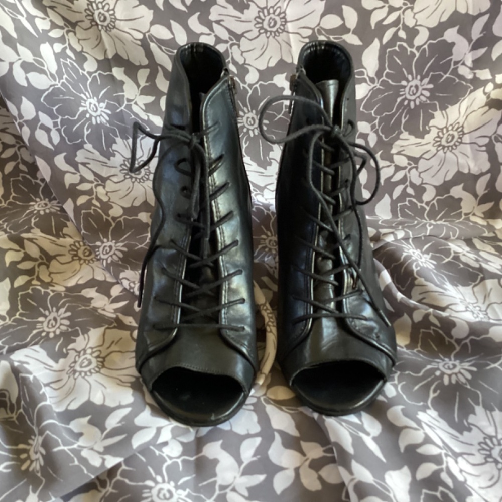 Steve Madden Black Peep Toe Mid Heel - Picture 4 of 7